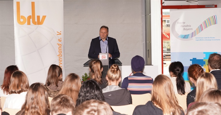 Jürgen Böhm zum Auftakt des Projektes „WIR - für Vielfalt und Toleranz“ an der Schönwerth-Realschule in Amberg in Zusammenarbeit mit der Eugen-Biser Stiftung